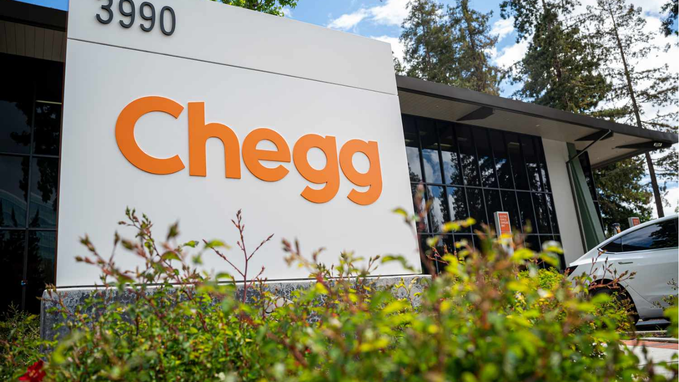 Apakah Chegg Runtuh karena AI? Pelajaran untuk Bisnis Pendidikan di Era AI